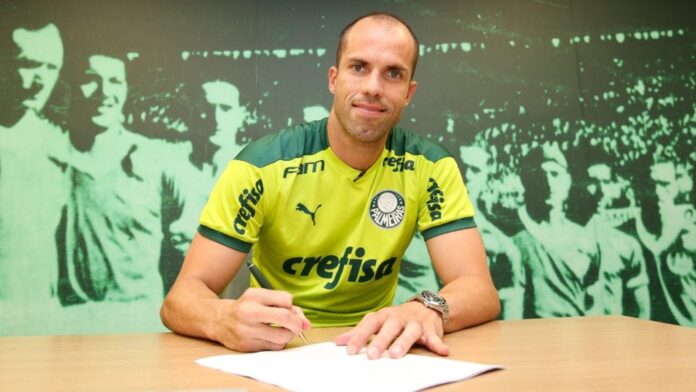 Marcelo Lomba posa para foto ao assinar com o Palmeiras (Foto: Fabio Menotti/Divulgação)