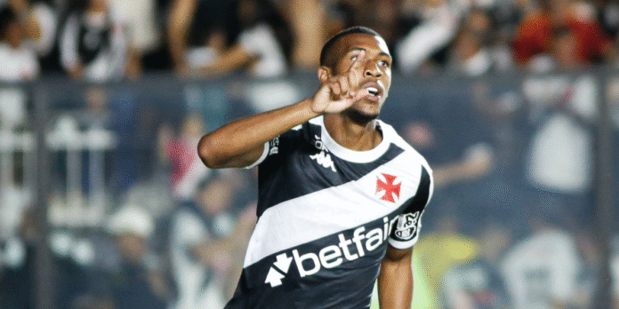 Rayan comemora após marcar um gol pelo Vasco (Foto: Matheus Lima/Vasco)