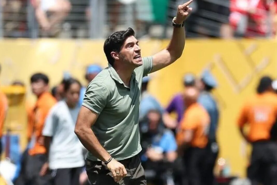 Abel Ferreira surpreende e dá presente para torcedor do Palmeiras durante jogo nos Estados Unidos