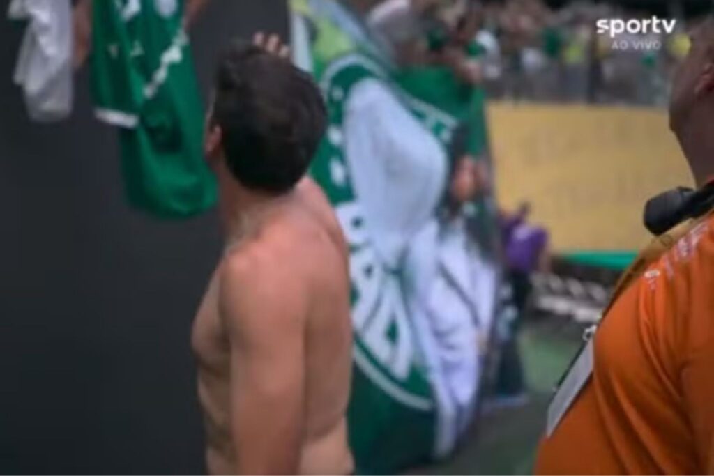 Abel Ferreira presenteia torcedor do Palmeiras com camisa