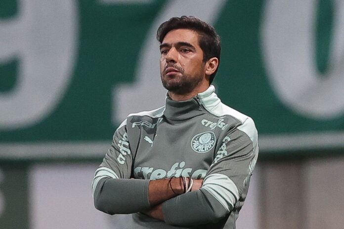 Abel Ferreira, técnico do Palmeiras, na beira do campo