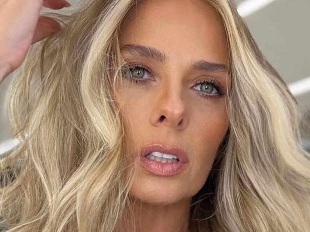 Adriane Galisteu faz topless e posta foto durante viagem na Europa