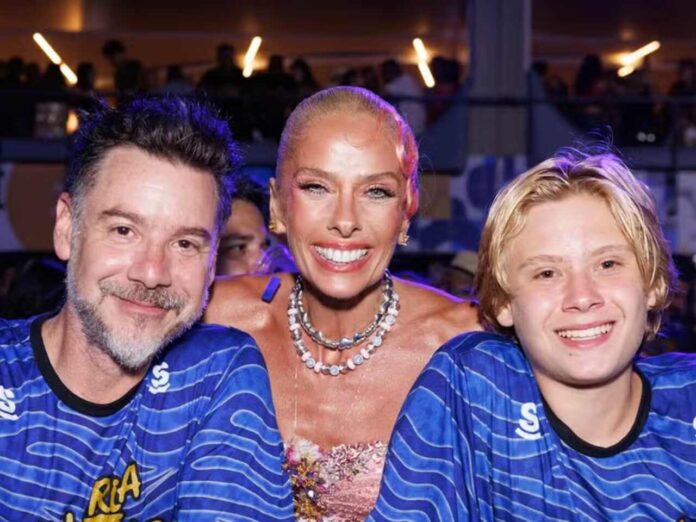 Adriane Galisteu com sua família (Foto: Divulgação)