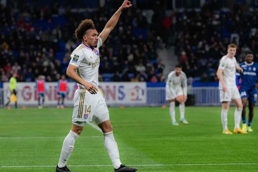 Adryelson em ação pelo Lyon