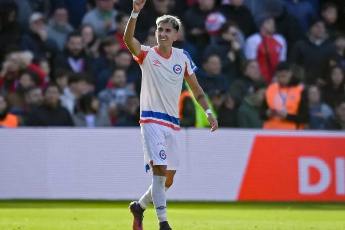 Alan Lescano em ação pelo Argentinos Juniors