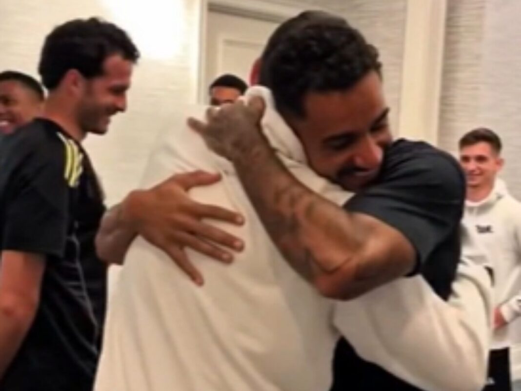 Vídeo: Danilo e Alex Sandro, do Flamengo, visitam ex-companheiros da Juventus