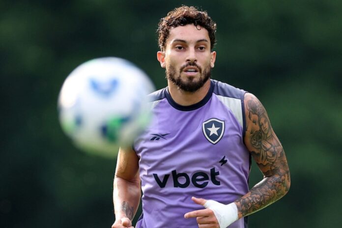 Alex Telles em treino pelo Botafogo