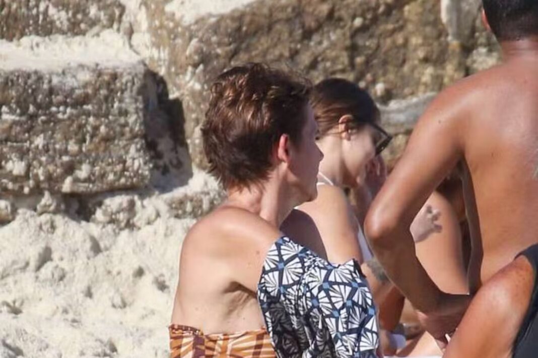 Ex-paquita rouba a cena ao curtir dia de sol em praia do Rio de Janeiro