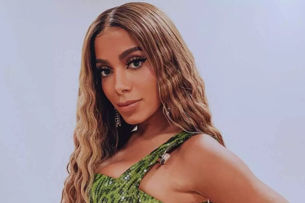 Anitta se manifesta após rumores de término com Ian Bortolanza