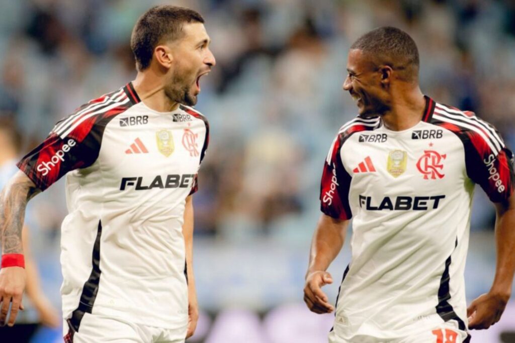 Arrascaeta e De La Cruz em ação pelo Flamengo