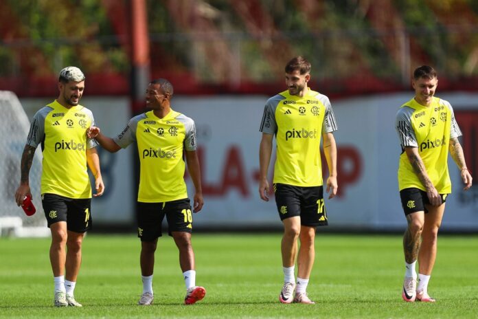 Arrascaeta e De La Cruz em treino do Flamengo
