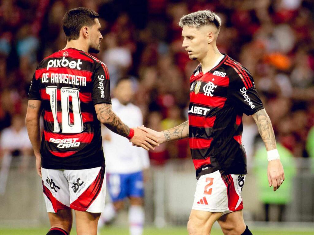 Arrascaeta e Varela na goleada do Flamengo sobre o Fortaleza, no Maracanã - Foto: Adriano Fontes/CRF