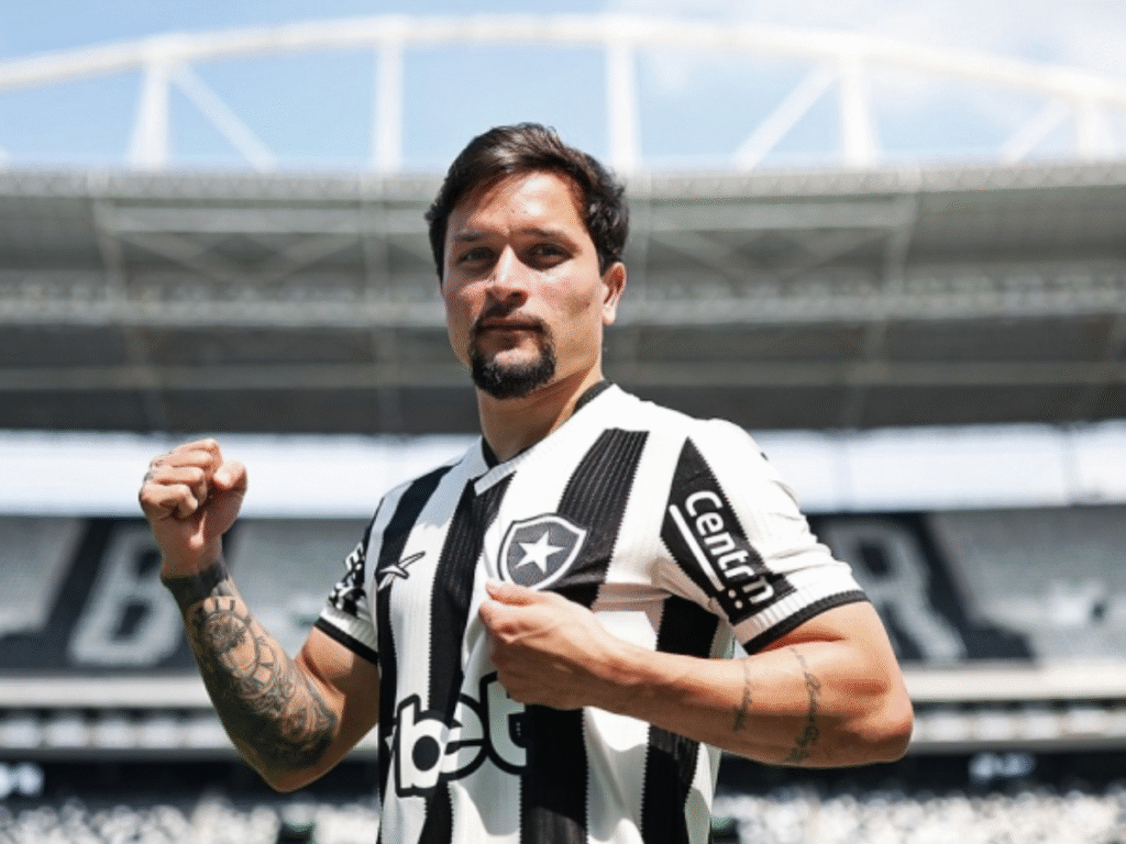 Artur em sua apresentação pelo Botafogo. Atacante é o camisa 7 do Alvinegro (Foto: Reprodução/Instagram Botafogo)
