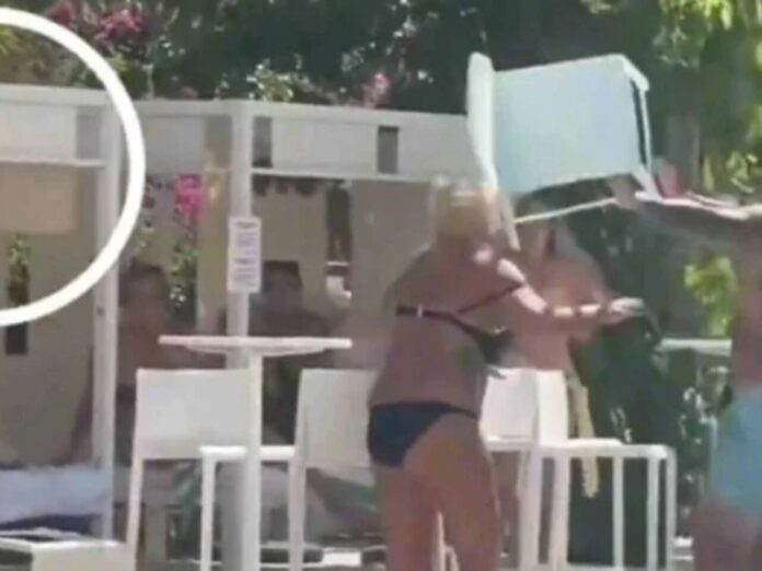 Atacante inglês arremessa cadeira em turista e a deixa desacordada (Foto: reprodução)