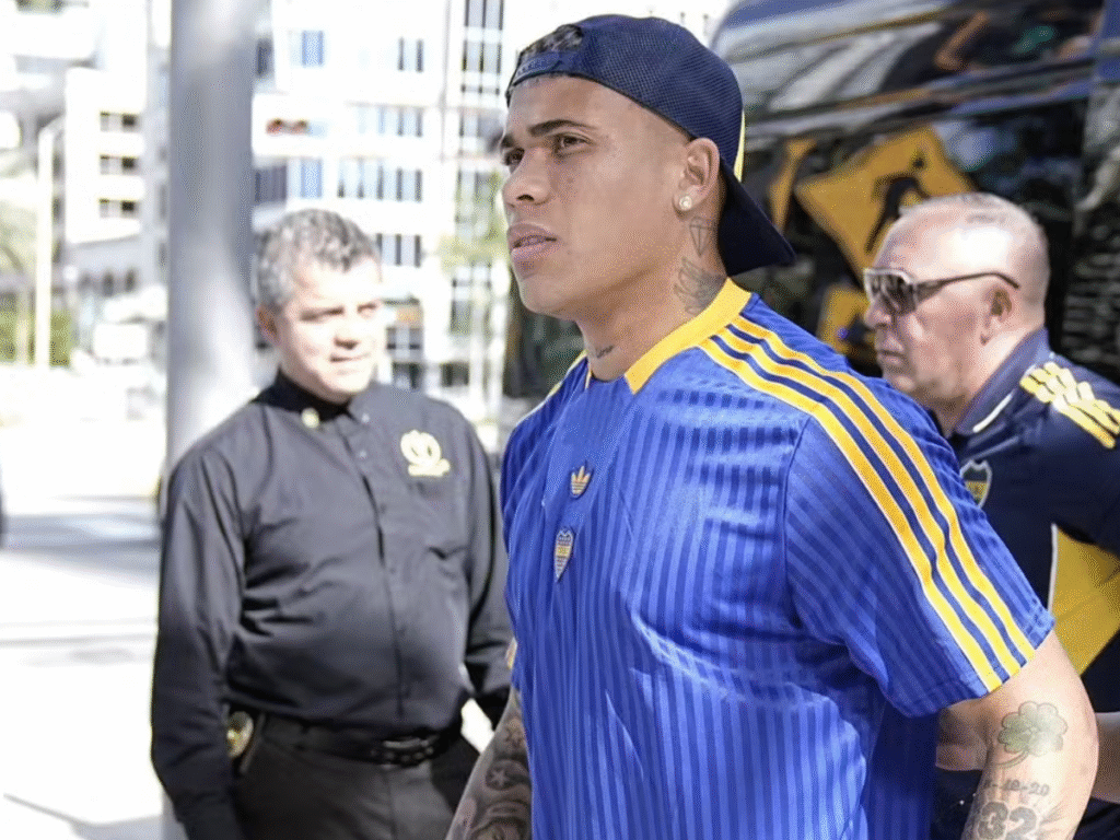 Ayrton Costa, zagueiro do Boca Juniors, chega aos EUA para o Mundial após ter visto negado (Foto: Divulgação/Boca Juniors)