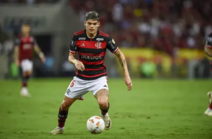 Ayrton Lucas em ação pelo Flamengo (Foto: Marcelo Cortes/CRF)