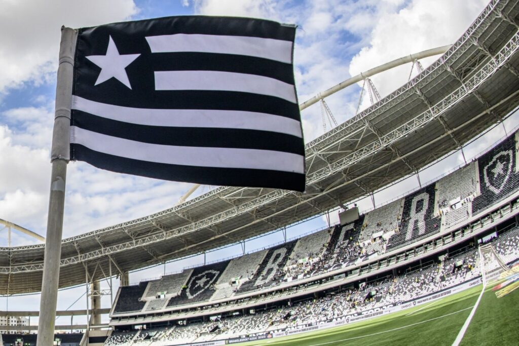 Bandeira do Botafogo no escanteio do Nilton Santos