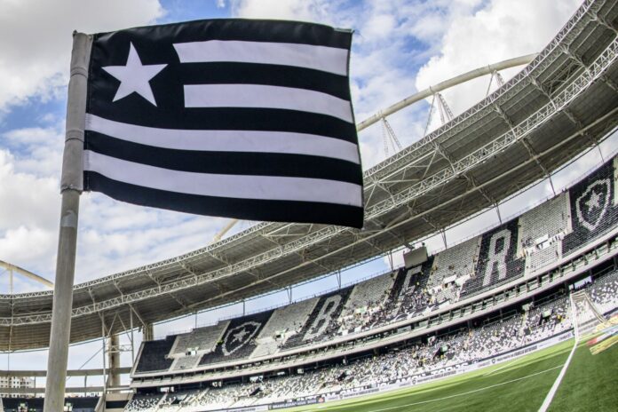 Bandeira do Botafogo no escanteio do Nilton Santos