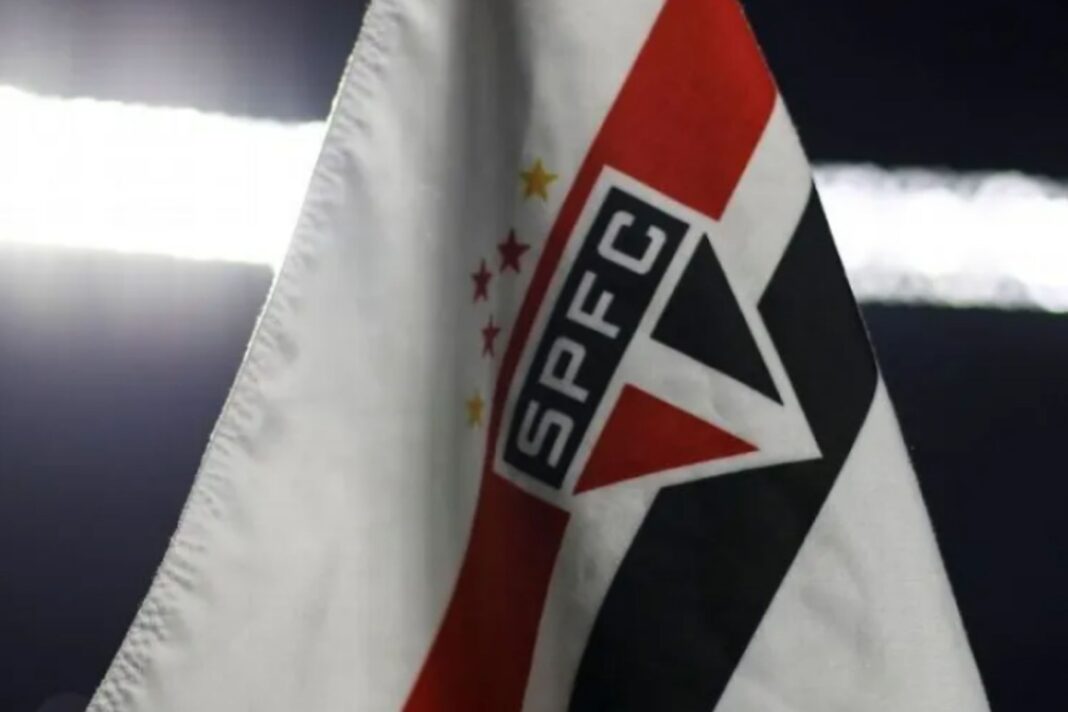 Torcida do São Paulo questiona escolha durante partida contra o Fluminense; entenda
