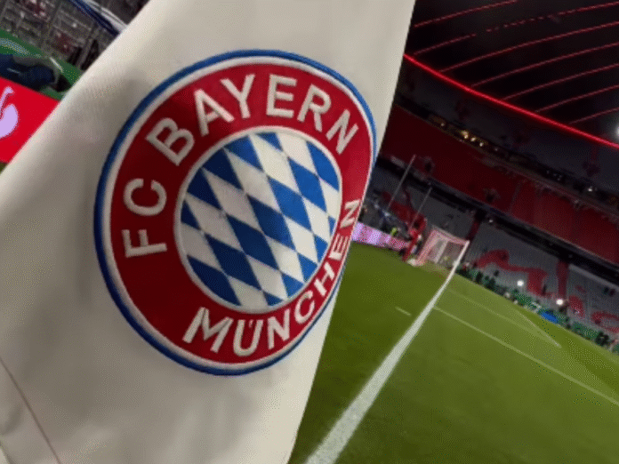 Bandeirinha de escanteio Bayern de Munique (Foto: Divulgação/Bayern)