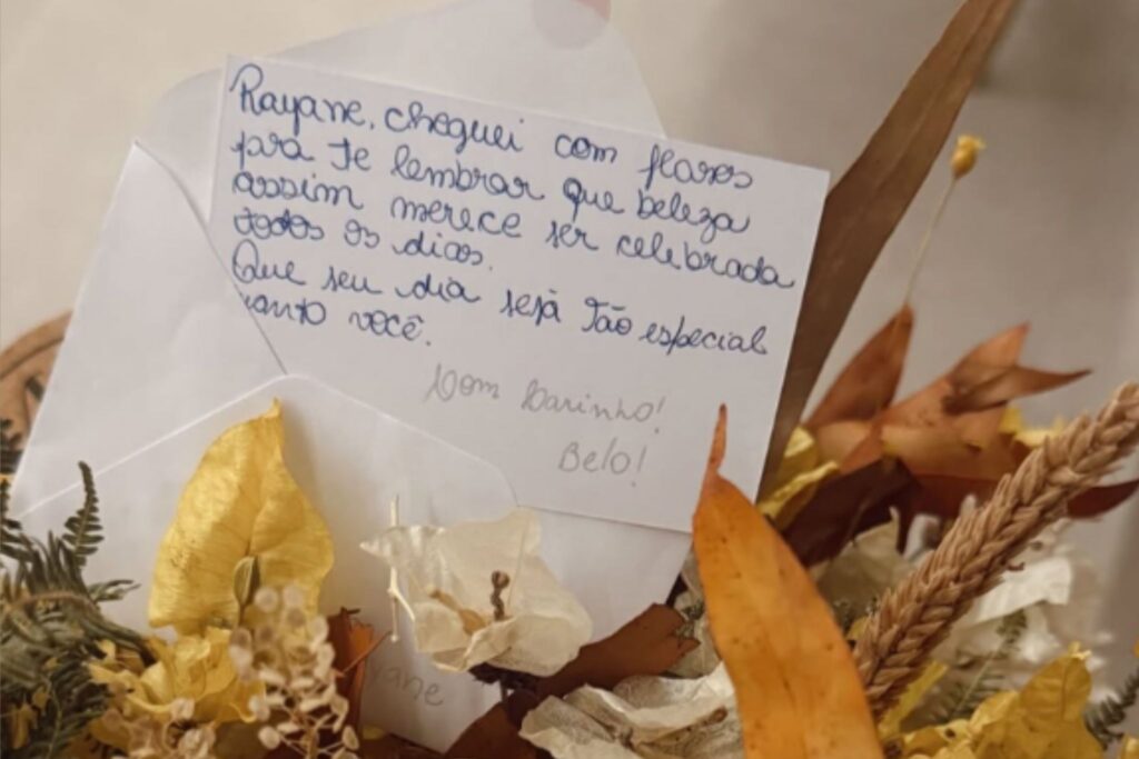 Belo presenteia a namorada com boquê de flores