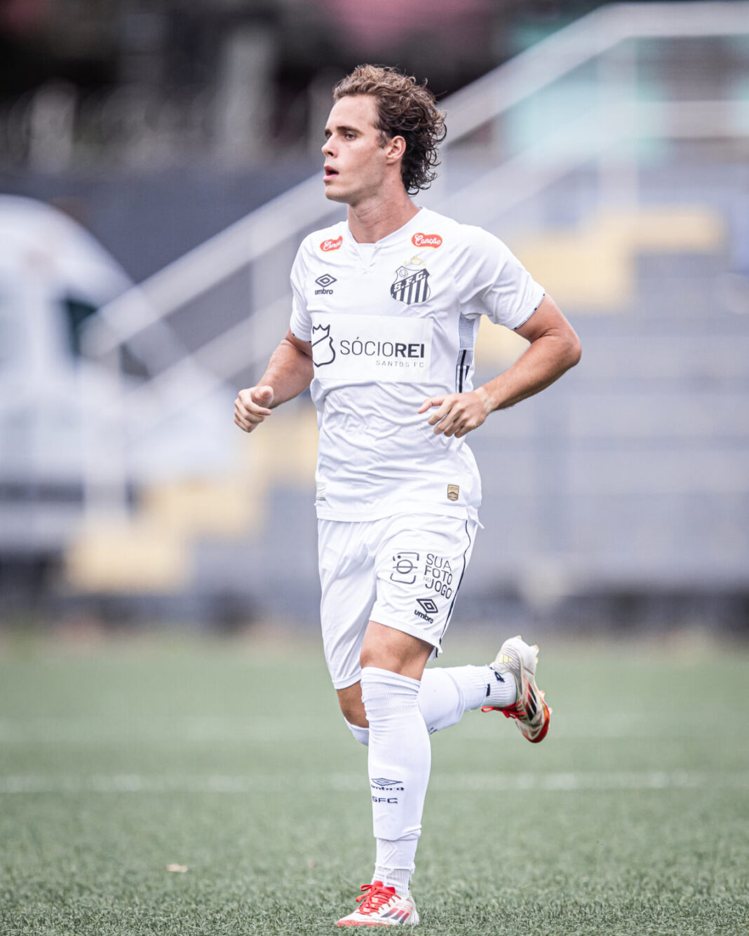 Reforço caseiro! Meia se recupera no Santos e fica à disposição