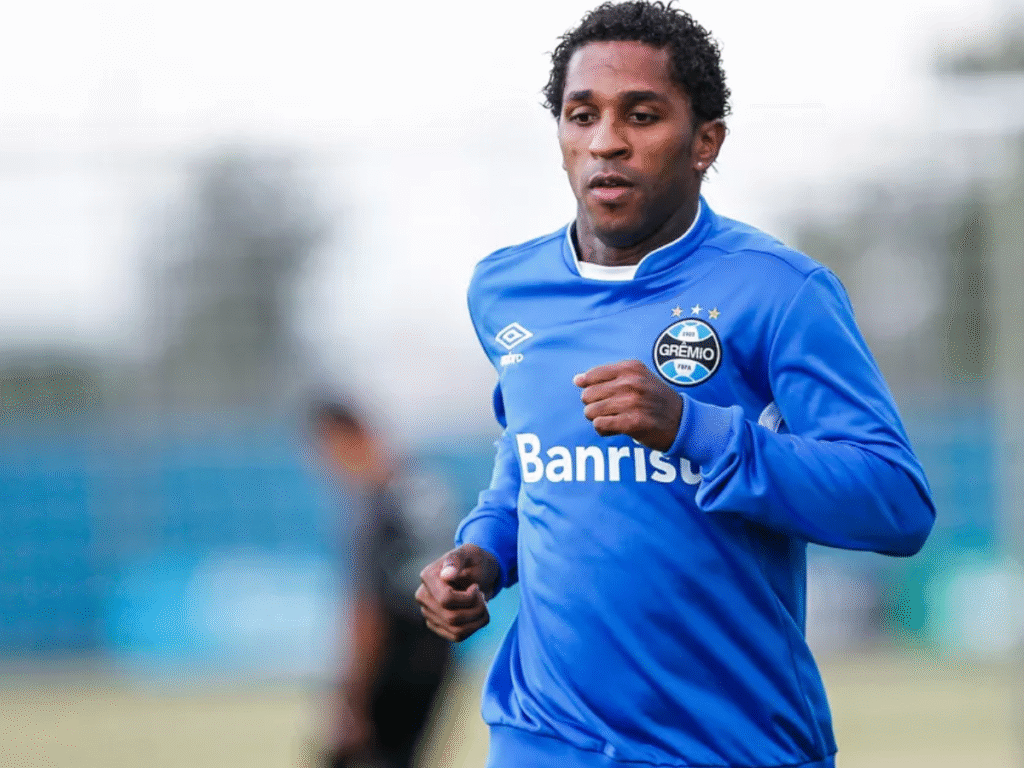 Bolãnos, ex-jogador do Grêmio e atualmente no Guayaquil City, foi preso por porte de armas ( Foto: Lucas Uebel/Divulgação Grêmio)