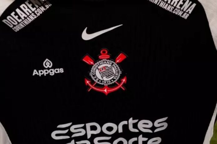 Camisa com escudo do Corinthians