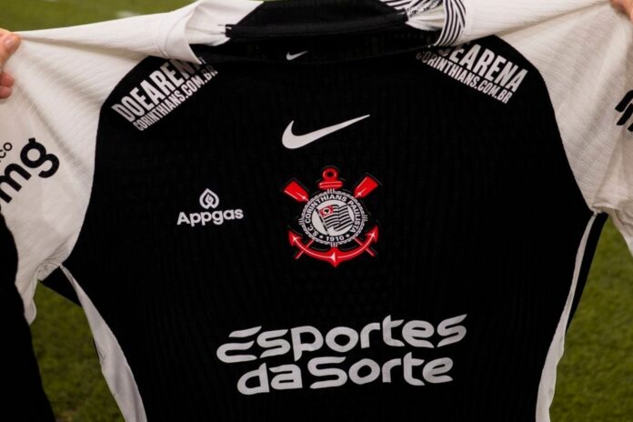 Camisa com escudo do Corinthians
