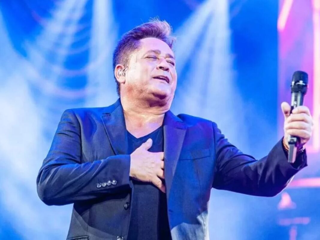 Vídeo: Leonardo surpreende e beija Tiringa de surpresa durante entrevista