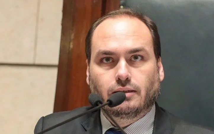 Carlos Bolsonaro admite envio de dinheiro para o exterior após derrota de seu pai para Lula