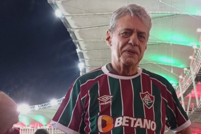Chico Buarque com a camisa do Fluminense