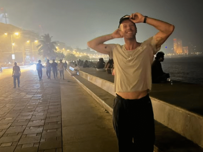Chris Martin, vocalista do Coldplay, em viagem à Índia (Foto: Reprodução/Instagram Coldplay)
