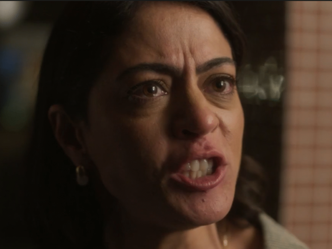 Clarice x Maristela: confronto tem cuspida na cara em Garota do Momento