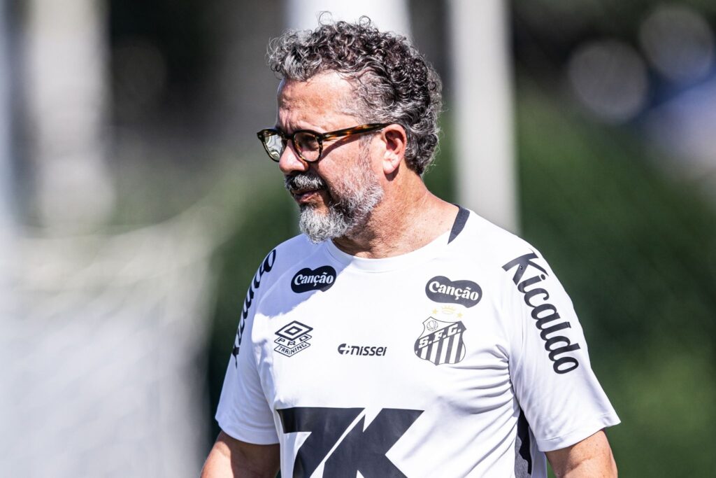 Cléber Xavier, técnico do Santos