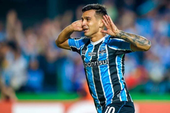 Cristaldo em ação pelo Grêmio