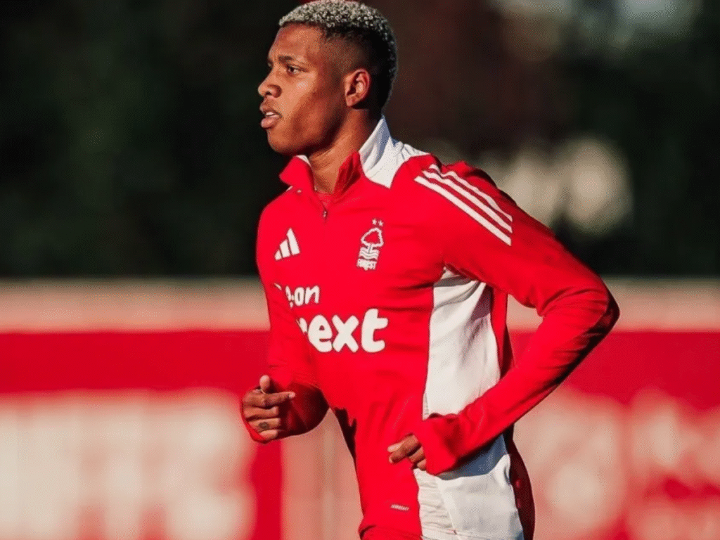 Danilo em ação pelo Nottingham Forest (Foto: Divulgação/Nottingham Forest)