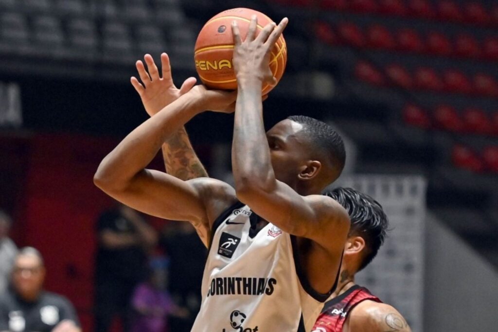 Davaunta Thomas, ala norte-americano