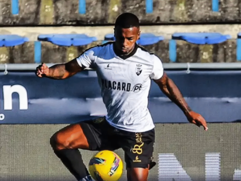 David Pastor, lateral-direito do Farense (Foto: Divulgação/Farense)