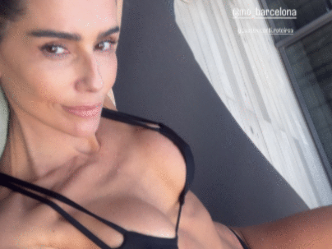 Muita gata! Deborah Secco tira onda durante suas férias