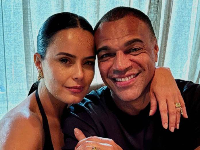 Denilson, ex-jogador e comentarista, ao lado da esposa Luciele (Foto: Reprodução/Instagram)