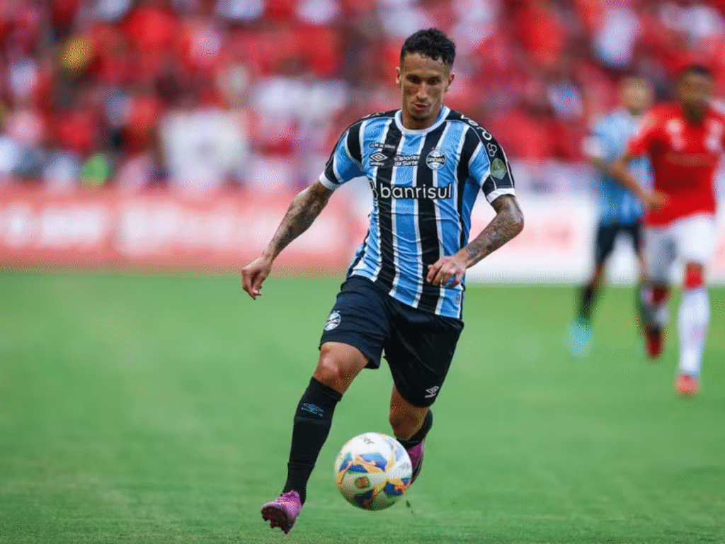 Volante Dodi em ação pelo Grêmio (Foto: Lucas Uebel/Grêmio)
