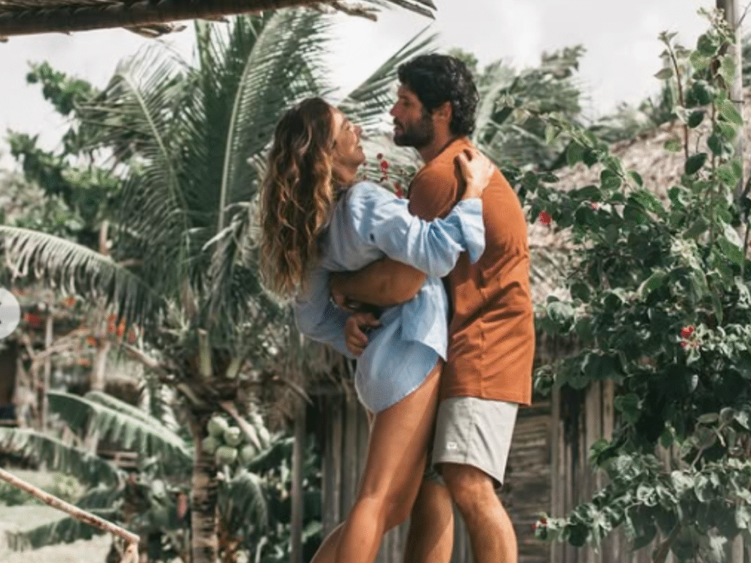 Apaixonados! Dudu Azevedo e Marcela Witt compartilham cliques românticos