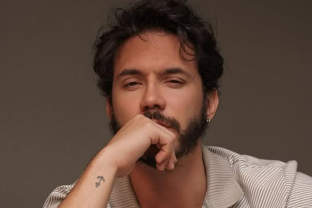 Ex-BBB Eliezer aparece de novo visual e surpreende