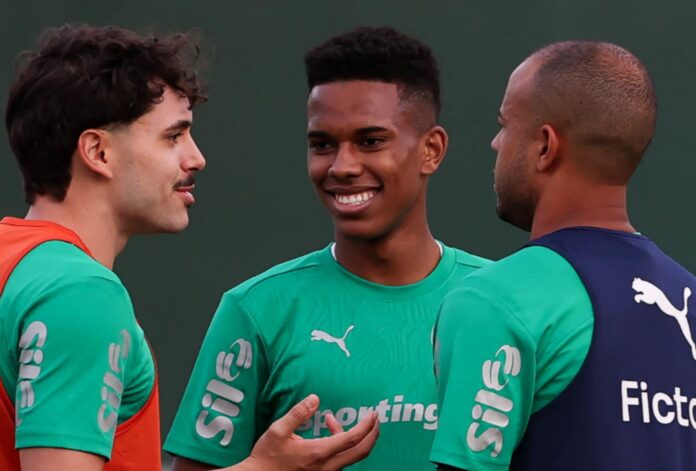 Estêvão durante treinamento no Palmeiras