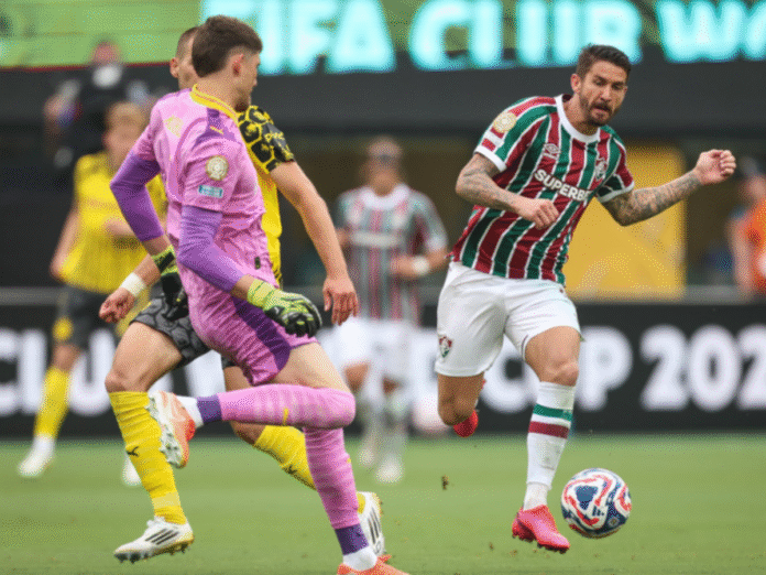 Everaldo em ação pelo Fluminense contra o Borussia, no Mundial de Clubes (FOTO: MARCELO GONÇALVES / FLUMINENSE F.C.)