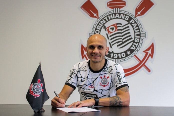 Fábio Santos quando era jogador do Corinthians