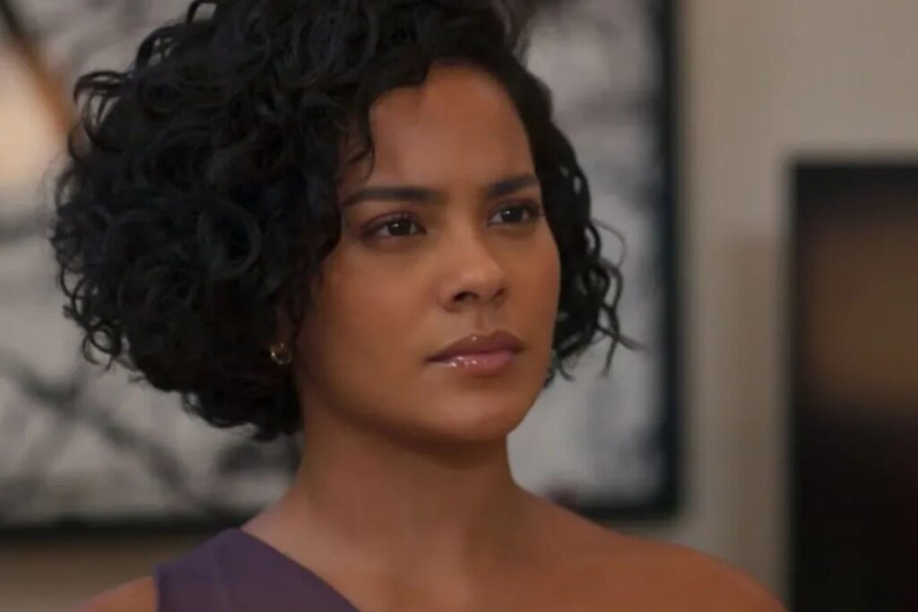 Fátima rouba os documentos de Sarita em Vale Tudo