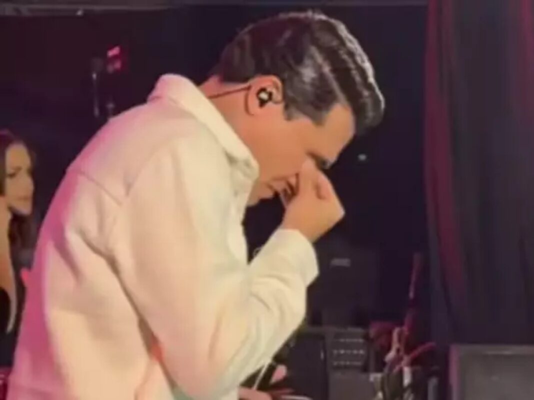 Felipe Araújo não se segura e vai às lágrimas durante show