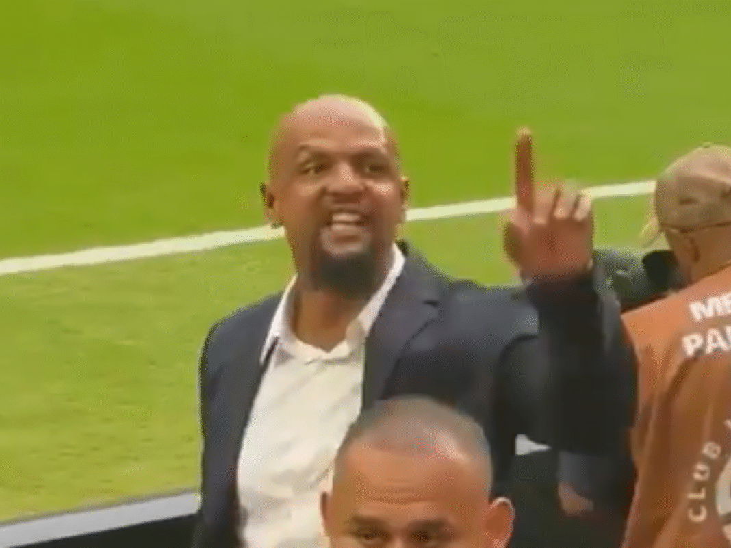 Comentarista da Globo discute com torcedor do Flamengo no estádio